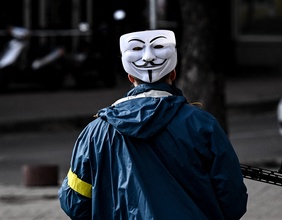 Ukrainischer Kämpfer mit Anonymous-Maske