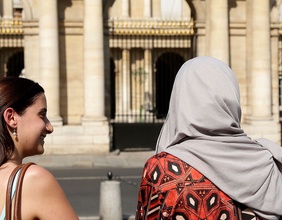 Junge Frauen mit und ohne Kopftuch