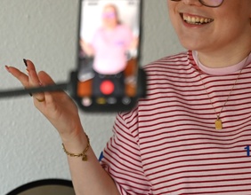 Eine Frau filmt sich