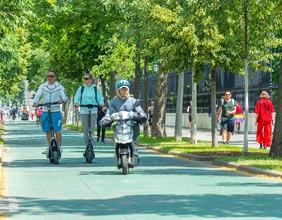 Radweg in Wien wird von E-Mopeds und E-Rollern befahren.