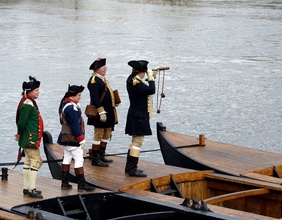 Darsteller stellen eine Szene nach (als/mit George Washington)