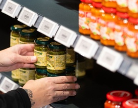 Produkte in einem Supermarktregal