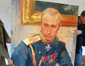 Männer tragen ein Gemälde von Wladimir Putin