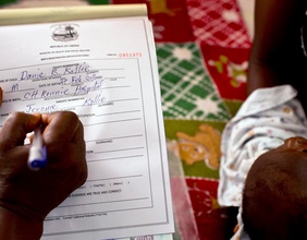 Eine Geburtsurkunde wird in Liberia ausgestellt