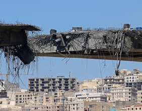 Zerstörte Brücke in der Nähe von Teheran, Iran