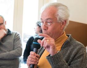 Ein älterer Herr spricht ins Mikrofon