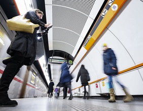 U-Bahnstation mit Passant:innen