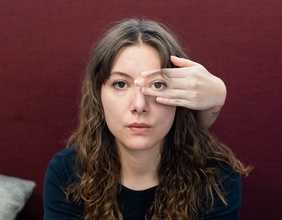 Magdalena Grunt hält sich ein Auge zu - Track 5