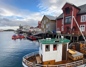 Dorf, Häuserzeile neben Wasser, Lofoten