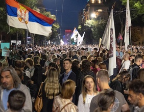Unterstützerinnen der Studentenliste in Serbien demonstrieren in Belgrad