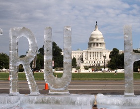 Eisskulptur vor dem Weißen Haus: Sie zeigt die Buchstaben TRU H. 