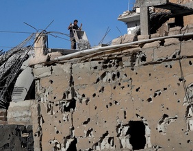 Zerschossene Häuserfront in Rakka