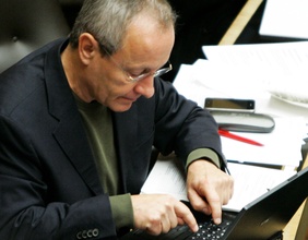 Peter Pilz schreibt auf seinem Laptop im Nationalrat.