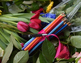 Stifte, Rosen und Tulpen auf einem Haufen
