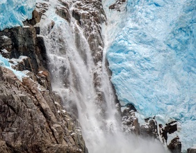 Ein Wasserfall zwischen Eis und Gestein