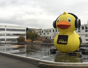 Die Fm4 Ente vor dem ORF-Zentrum.