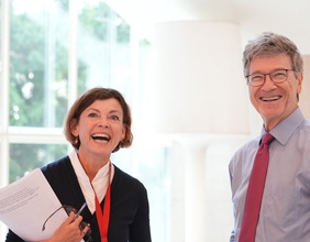 Renata Schmidtkunz und Jeffrey Sachs