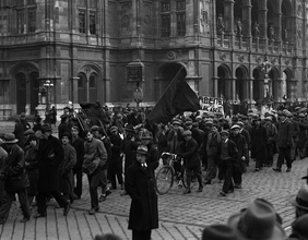 Arbeitslose demonstrieren vor der Oper