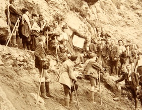 Bergwanderer auf einem Steig auf der Rax, um 1900