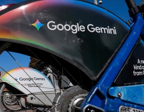 Google-Gemini-Fahrräder in Silicon Valley mit der Aufschrift "A new kind of help from Google"