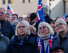 Menschen in Island mit Fahnen