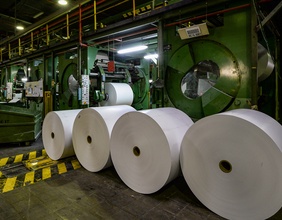 In einer Papierfabrik.