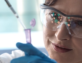 Wissenschaftlerin im Labor mit Pipette