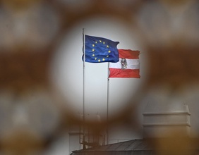Die Österreichische und die Europäische Flagge.