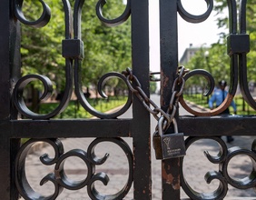 Verschlossenes Tor der Columbia Universität in New York
