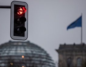 Eine Ampel vor dem Landtag