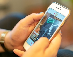 Ein Handy mit Tinder-App in Händen