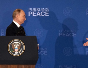 Wladimir Putin und die Hand von Donald Trump