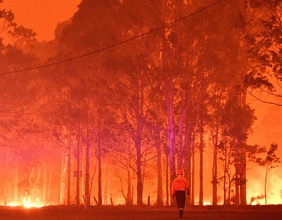 Feuer in einem Ort in Australien