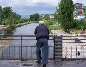 Mann steht an einer Brücke