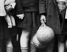Kinder während des 2. Weltkrieges, Fußball, Puppe