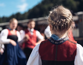 Mädchen in der Juppe im Bregenzerwald 