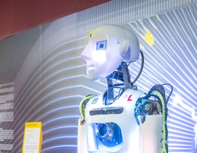 Unheimlich aussehender Roboter