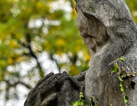 Alte Engelsfigur auf einem Friedhof