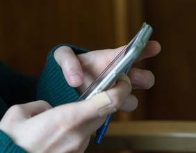 Frauenhände halten Smartphone