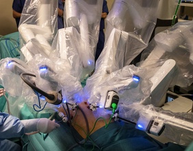 Ein Roboter wird bei einer Operation im Krankenhaus eingesetzt.