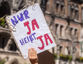 Ein Schild mit "Nur Ja heißt Ja!"