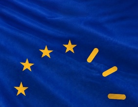 EU-Flagge mit Zifferblatt