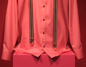 Rosafarbenes Hemd mit Hosenträger