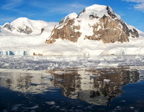 Schmelzende Eisberge in der Antarktis.
