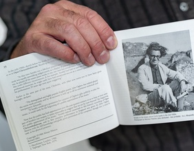 Jorge Lopez hält ein aufgeschlagenes Booklet in der Hand. Auf dem Foto: Kaikhosru Sorabji