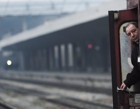 Bahnangestellter schaut aus einem Zug in Sofia, Bulgarien