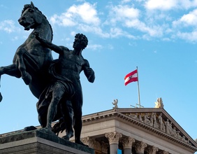 Parlament in Wien, österreichische Fahne