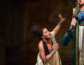 Anna Netrebko als Aida und Anita Rachvelishvili als Amneris in Verdis "Aida."