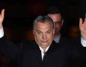 Viktor Orban hebt die Arme um seinen Sieg zu feiern.