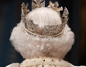 Queen Elizabeth II trägt ihre Krone.